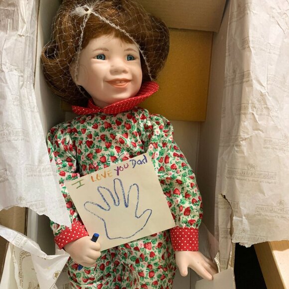 Ashton-Drake Galleries Porcelain Doll, Princess, My Heart Belongs to Daddy - Picture 6 of 8